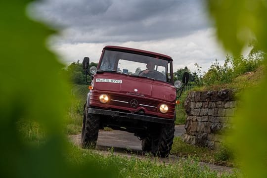 Gefährt für Generationen: Junior Rauscher übernahm den 1976er Unimog von seinem Vater.