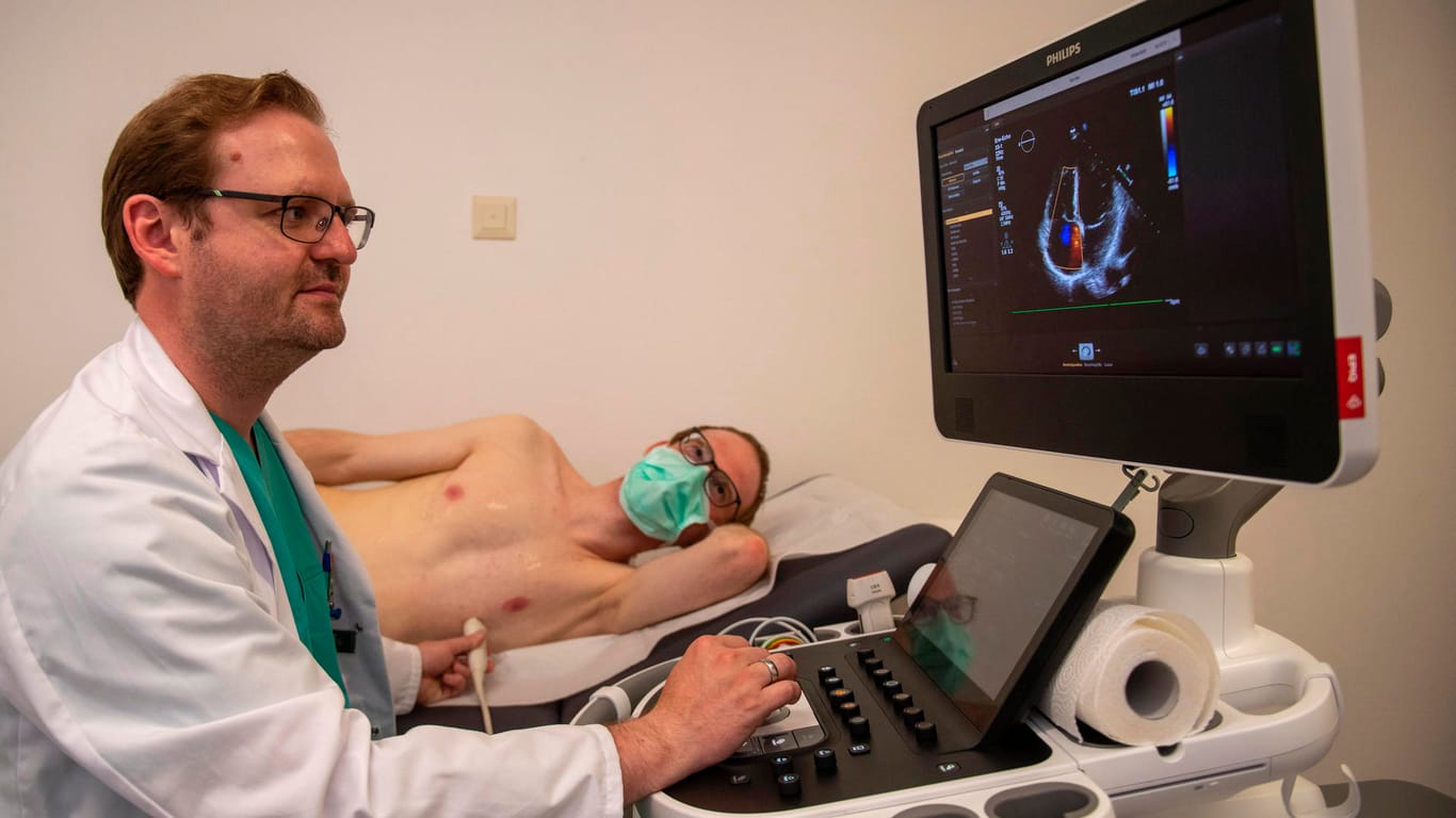 Ultraschall an einem früheren Corona-Patienten: Ein Forschungsprojekt der Uniklinik Ulm beschäftigt sich mit den Langzeitfolgen einer Covid-19-Erkrankung für Herz und Lunge.