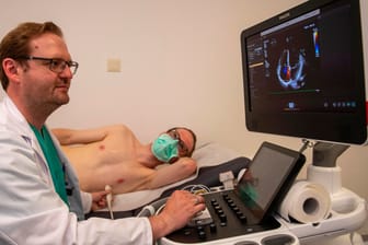 Ultraschall an einem früheren Corona-Patienten: Ein Forschungsprojekt der Uniklinik Ulm beschäftigt sich mit den Langzeitfolgen einer Covid-19-Erkrankung für Herz und Lunge.