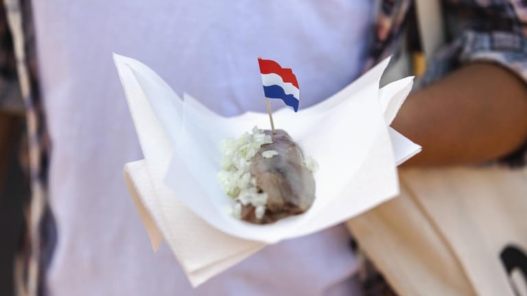 Matjes (Symbolbild): Frisch Geimpfte bekommen in den Niederlanden einen Fisch.