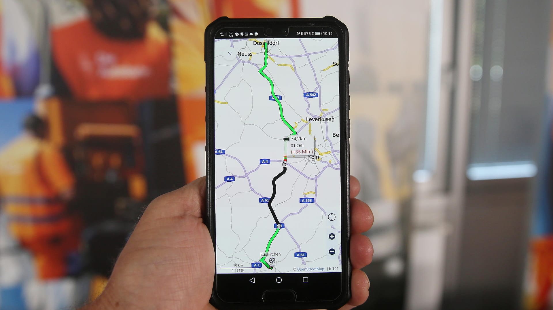 Ein Smartphone zeigt die neue App der Autobahn GmbH des Bundes: Autofahrer sollen über die neue Service-App mehr und bessere Informationen über die Verkehrslage bekommen.