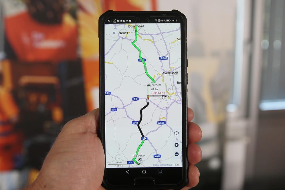 Ein Smartphone zeigt die neue App der Autobahn GmbH des Bundes: Autofahrer sollen über die neue Service-App mehr und bessere Informationen über die Verkehrslage bekommen.