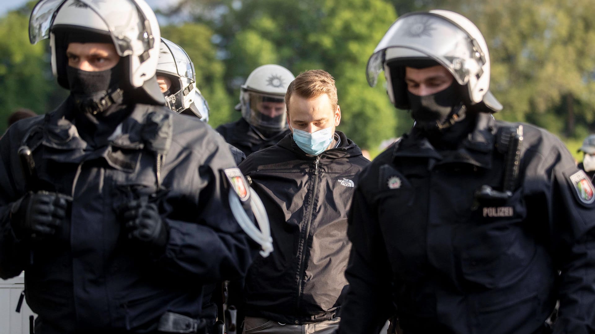 Großaufgebot von Polizisten (Symbolbild): In Kiel hat es beinahe einen Großeinsatz wegen eines vermeintlichen Amoklaufes gegeben.