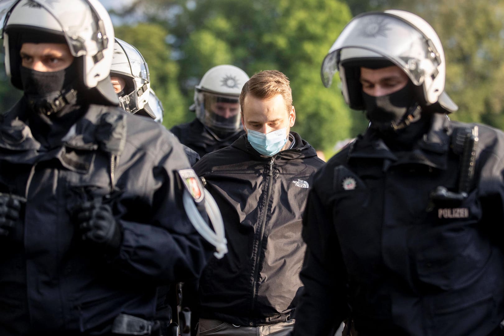 Großaufgebot von Polizisten (Symbolbild): In Kiel hat es beinahe einen Großeinsatz wegen eines vermeintlichen Amoklaufes gegeben.