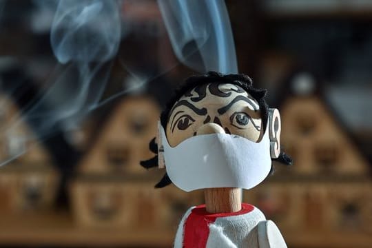 Das Räuchermännchen "Virologe": Die Figur, die Christian Drosten ähnelt, ist heiß begehrt.