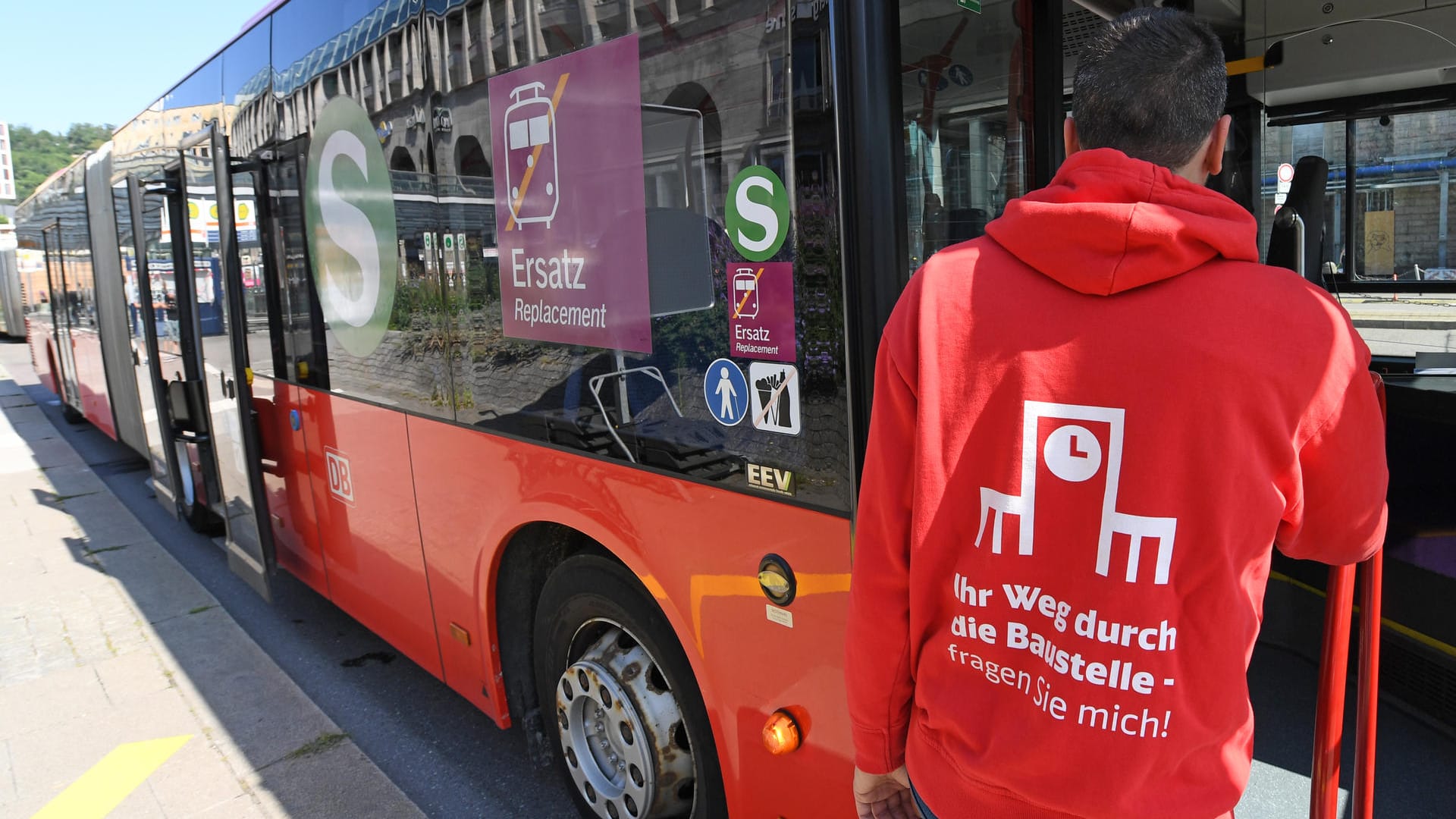 Ein "Baustellen-Buddy" steht vor einem Bus des Schienenersatzverkehrs auf dem Platz am Hauptbahnhof. Die Stuttgarter Stammstrecke der S-Bahn wird vom 31. Juli bis zum 12. September für Modernisierungsarbeiten gesperrt. Ein "Baustellen-Buddy" steht vor einem Bus des Schienenersatzverkehrs auf dem Platz am Hauptbahnhof. Die Stuttgarter Stammstrecke der S-Bahn wird vom 31. Juli bis zum 12. September für Modernisierungsarbeiten gesperrt.