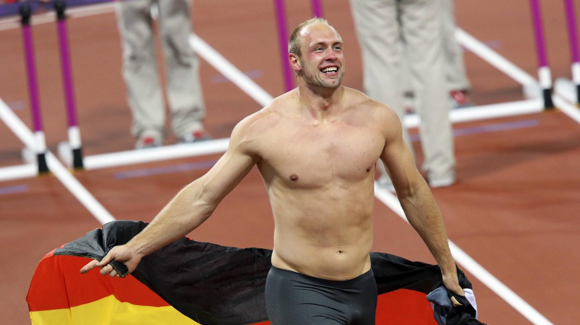 2012 in London: Diskuswerfer Robert Harting dreht seine Ehrenrunde. Gerade hat er die Goldmedaille gewonnen.