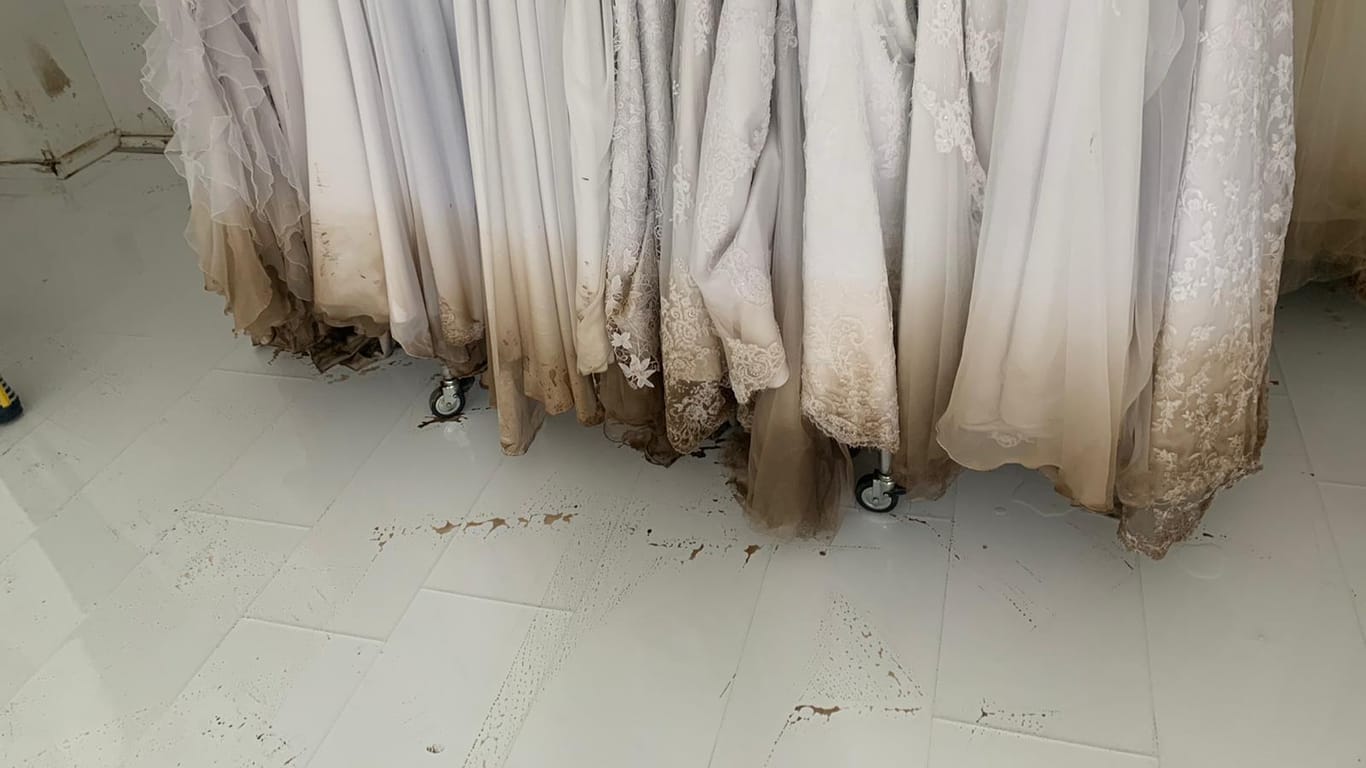 Verschmutzte Hochzeitskleider: Insgesamt 250 Stücke konnte das Brautmodengeschäft nicht mehr retten.