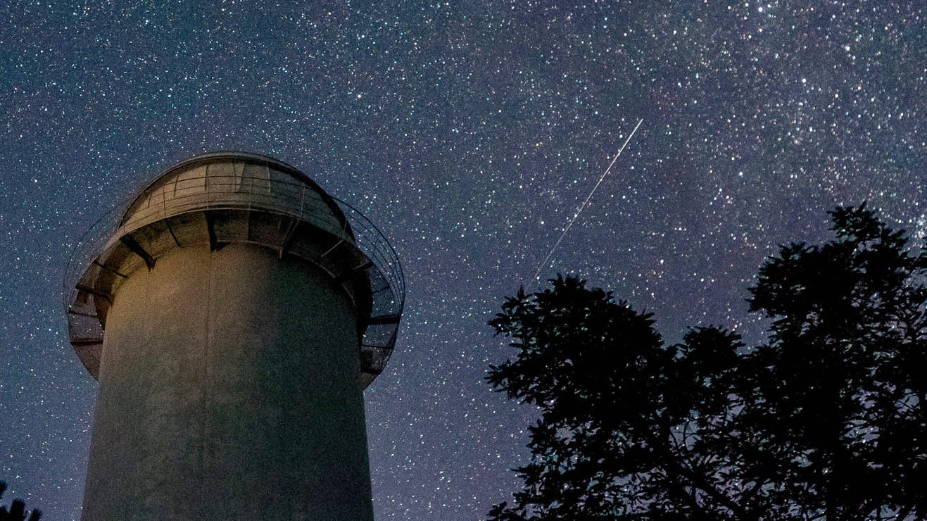 Klarer Nachthimmel macht's möglich: Im August lassen sich sehr viele Sternschnuppen beobachten.