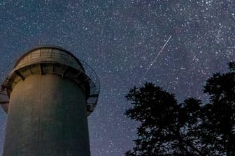 Klarer Nachthimmel macht's möglich: Im August lassen sich sehr viele Sternschnuppen beobachten.