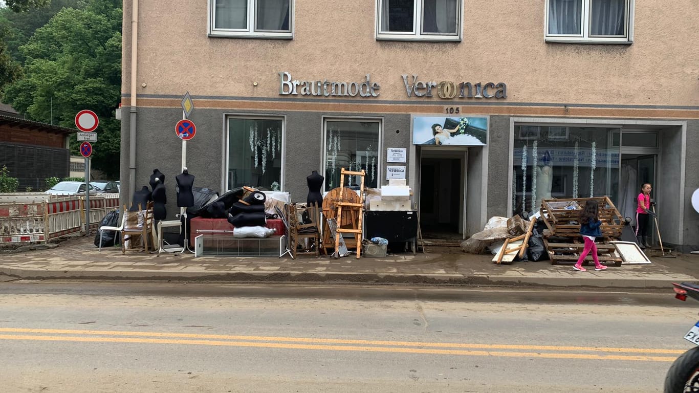 Möbel stehen vor dem Brautmode-Geschäft: Die Stadt Hagen entsorgt sie kostenfrei.