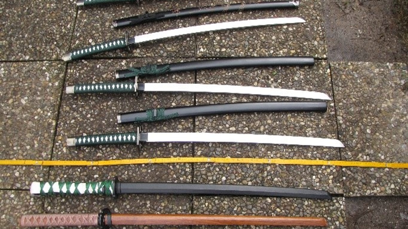 Die sichergestellten Schwerter: Ein 53-Jähriger hatte ein ganzes Waffenarsenal, mit dem ein Anschlag hätte durchgeführt werden können.