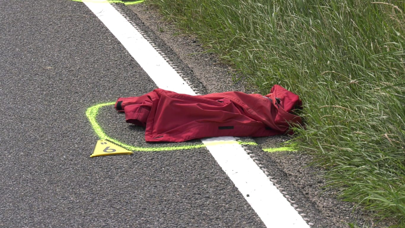 Eine Jacke liegt am Straßenrand: In Köln-Zürndorf kam es zu einem schweren Verkehrsunfall.