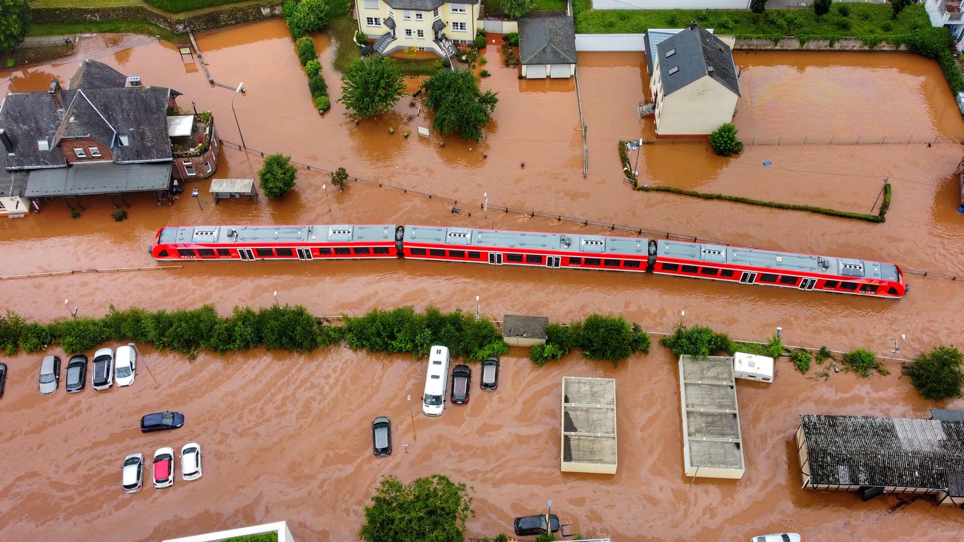 Kordel (Rheinland-Pfalz): Ein Zug ist vom Hochwasser eingeschlossen. Kordel (Rheinland-Pfalz): Ein Zug ist vom Hochwasser eingeschlossen.