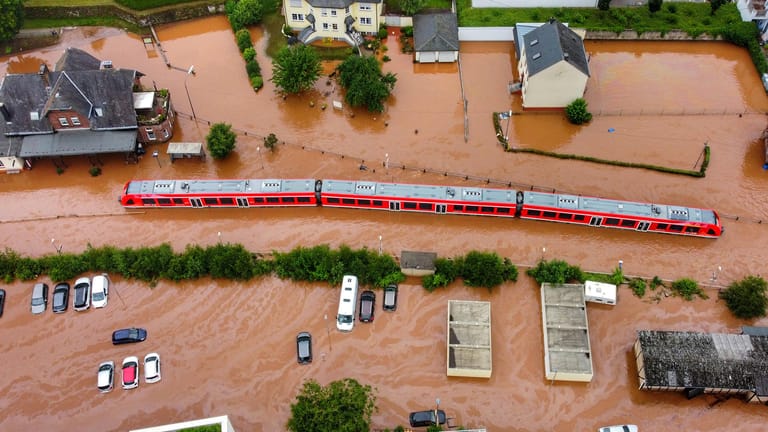 Kordel (Rheinland-Pfalz): Ein Zug ist vom Hochwasser eingeschlossen.