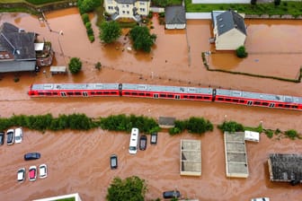 Kordel (Rheinland-Pfalz): Ein Zug ist vom Hochwasser eingeschlossen.