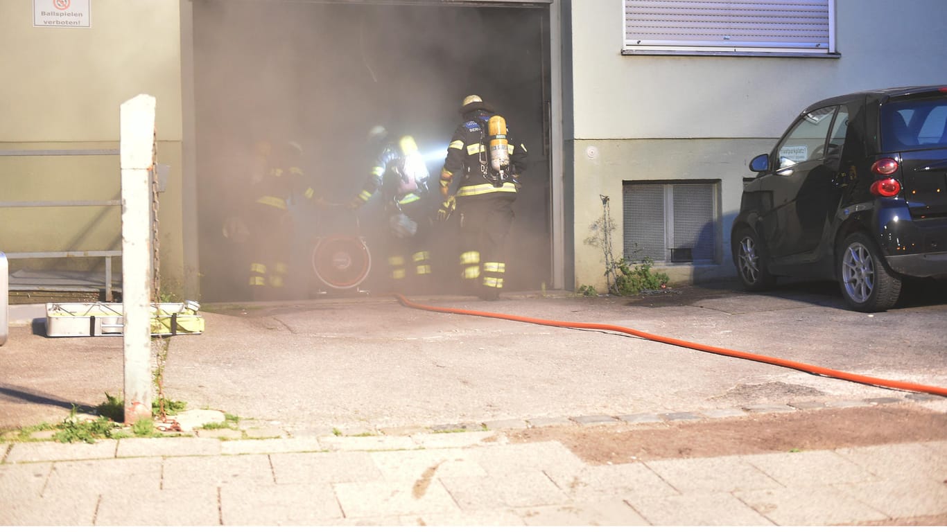 Die Feuerwehr löscht den Brand in der Tiefgarage: Der Rauch breitete sich rasch aus.