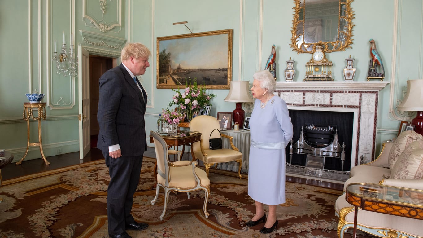 Die Queen empfängt Premierminister Johnson im Buckingham Palast. Die Audienzen fanden in der Pandemie schließlich virtuell statt.