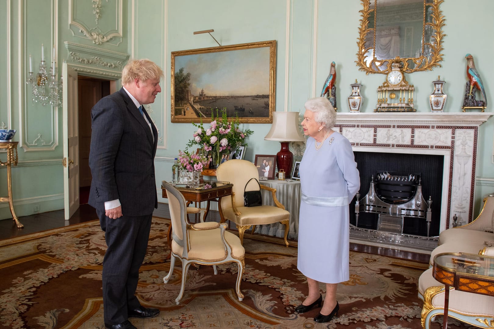 Die Queen empfängt Premierminister Johnson im Buckingham Palast. Die Audienzen fanden in der Pandemie schließlich virtuell statt.