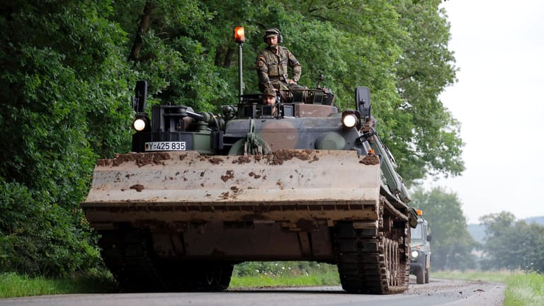 Bild Soldaten der Bundeswehr auf einem Panzer: Die Arbeit der Bundeswehr macht die Aufräumarbeiten erst möglich.