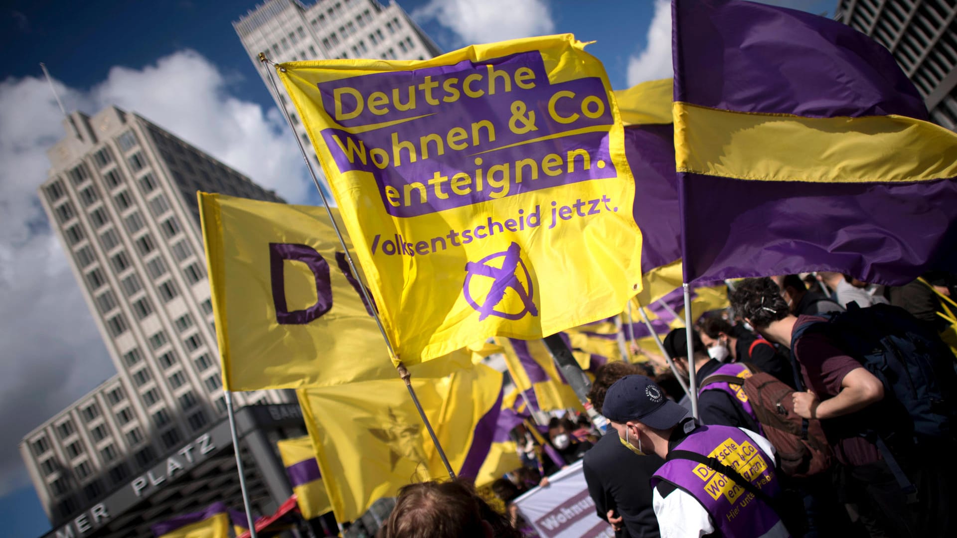 "Deutsche Wohnen & Co. enteignen" steht auf einer Fahne (Archivbild): In einem Volksentscheid stimmen die Berlinerinnen und Berliner Ende September über die Enteignung großer Wohnungskonzerne ab. "Deutsche Wohnen & Co. enteignen" steht auf einer Fahne (Archivbild): In einem Volksentscheid stimmen die Berlinerinnen und Berliner Ende September über die Enteignung großer Wohnungskonzerne ab.