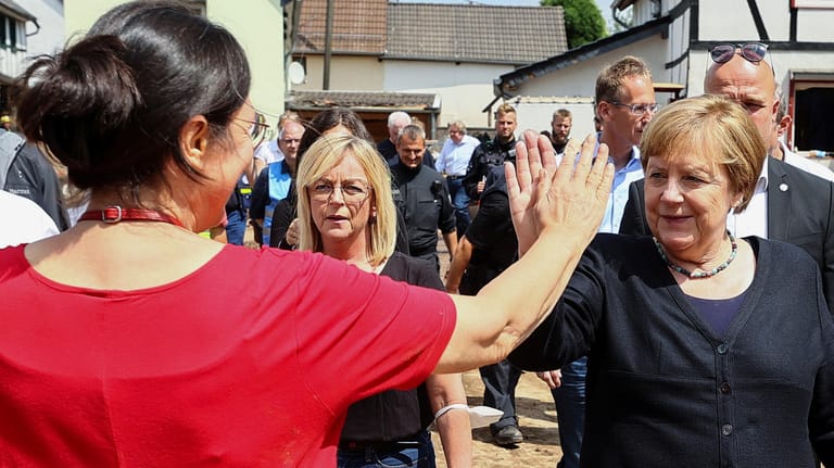 Eine Hand voll Zuversicht: Angela Merkel am Dienstag in Bad Münstereifel.