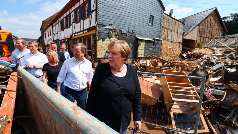 Noch geht sie voran: Angela Merkel und Armin Laschet beim Besuch der Krisenregion.
