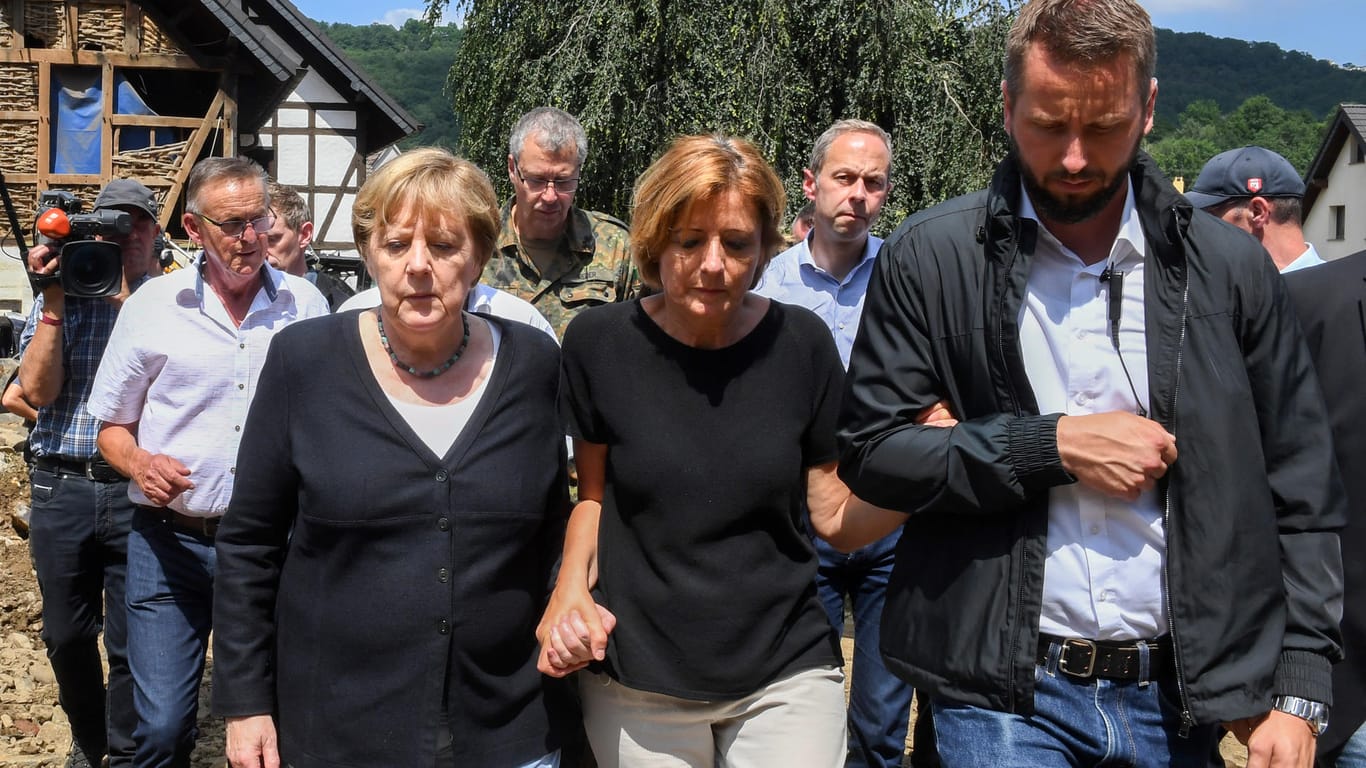 Kanzlerin stützt Ministerpräsidentin: Angela Merkel und Malu Dreyer am Sonntag im verwüsteten Dorf Schuld.