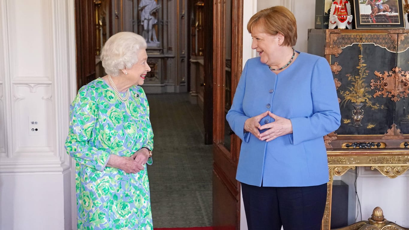 Auch in diesem Jahr gab's Smalltalk: Angela Merkel und Queen Elizabeth Anfang Juli auf Schloss Windsor.