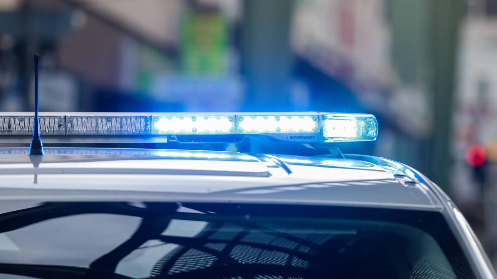 An einem Streifenwagen blinkt das Blaulicht (Symbolbild): In Mainz ist es zu einem Einbruch in ein Juweliergeschäft gekommen. An einem Streifenwagen blinkt das Blaulicht (Symbolbild): In Mainz ist es zu einem Einbruch in ein Juweliergeschäft gekommen.