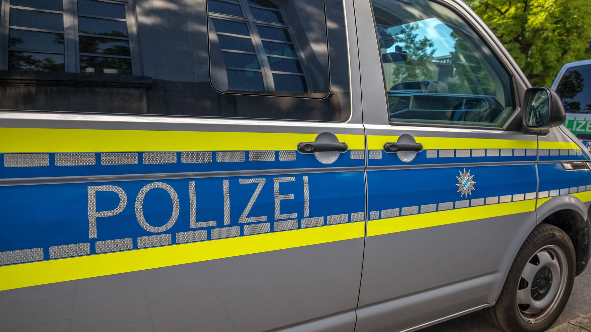 Ein Einsatzwagen der bayerischen Polizei (Archivbild): In Fürth hat ein Senior einen Polizisten verletzt. Ein Einsatzwagen der bayerischen Polizei (Archivbild): In Fürth hat ein Senior einen Polizisten verletzt.