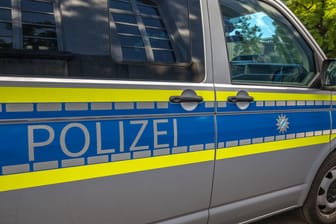 Ein Einsatzwagen der bayerischen Polizei (Archivbild): In Fürth hat ein Senior einen Polizisten verletzt.
