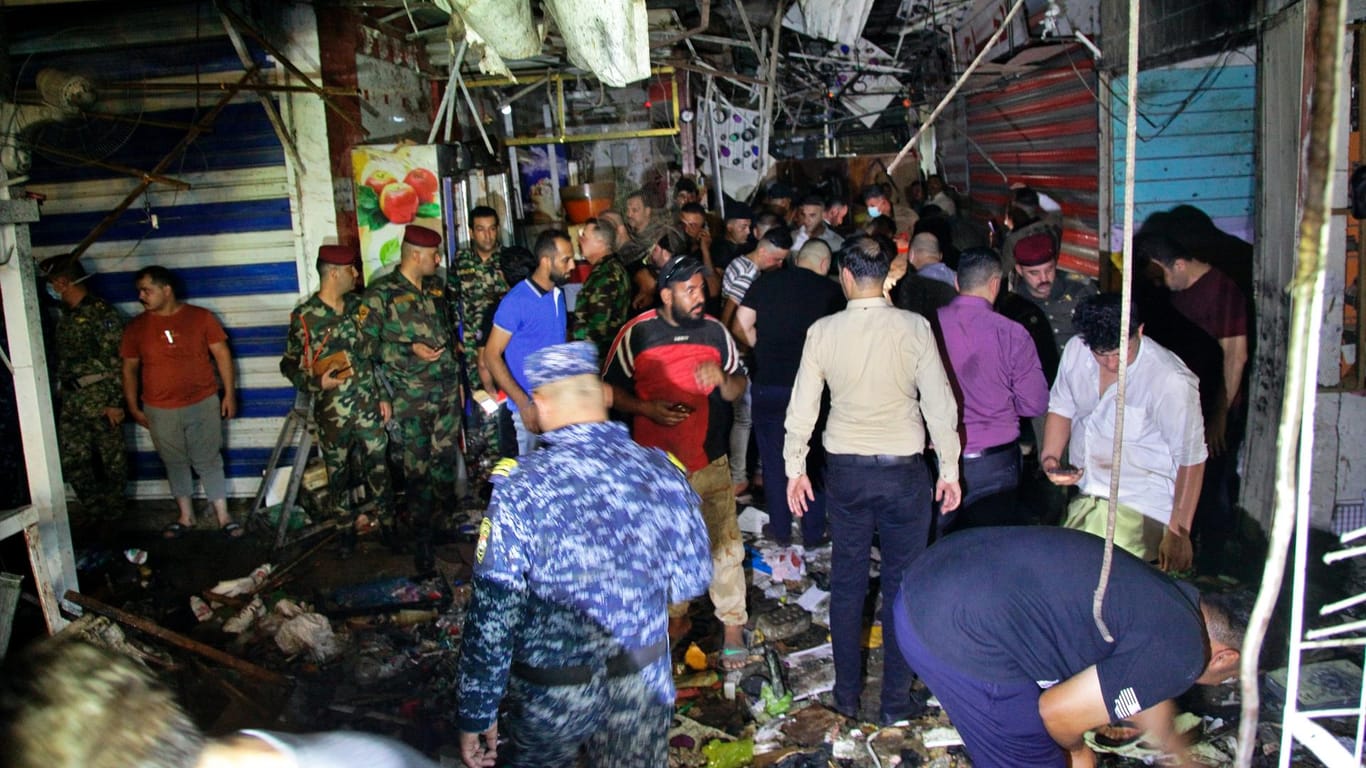Sicherheitskräfte und andere Menschen nach dem Anschlag auf den Wahailat-Markt: Ein Selbstmordattentäter soll sich dort in die Luft gesprengt haben.