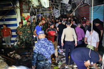 Sicherheitskräfte und andere Menschen nach dem Anschlag auf den Wahailat-Markt: Ein Selbstmordattentäter soll sich dort in die Luft gesprengt haben.