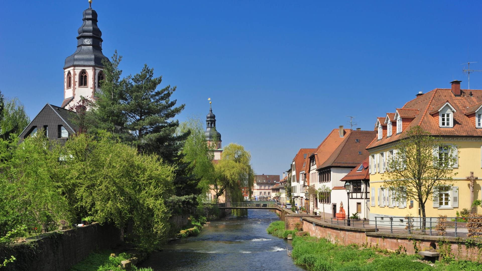 Die Alb fliest durch die Altstadt von Ettlingen (Archivbild): In dem Fluss trieb ein toter Mann.