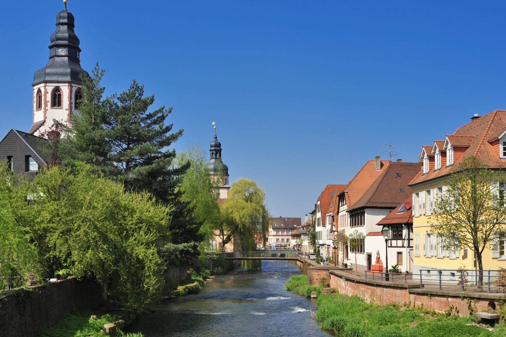 Die Alb fliest durch die Altstadt von Ettlingen (Archivbild): In dem Fluss trieb ein toter Mann.