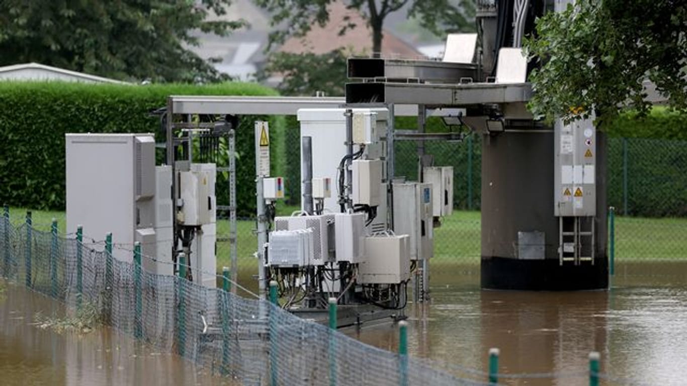 Ein überfluteter Mobilfunkmast in NRW.