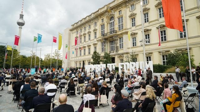 Zahlreiche Gäste sind zur feierlichen Eröffnung des Humboldt-Forums gekommen: In dem Museum soll es auch um die Aufarbeitung der deutschen Kolonialgeschichte gehen. Zahlreiche Gäste sind zur feierlichen Eröffnung des Humboldt-Forums gekommen: In dem Museum soll es auch um die Aufarbeitung der deutschen Kolonialgeschichte gehen.