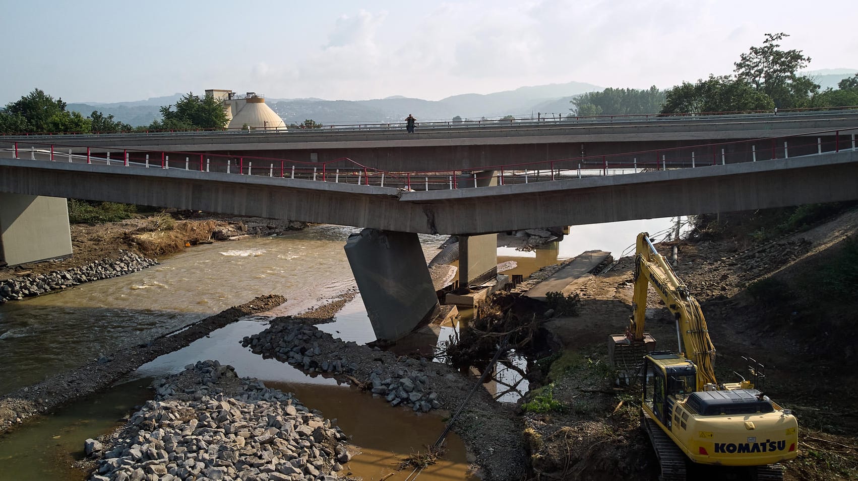 Die Ahrtalbrücke der Bundestraße 9 bei Sinzig ist in Folge des Hochwassers der Ahr eingestürzt: Sie könnte wohl teilweise abgerissen werden.