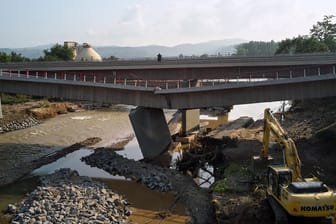 Die Ahrtalbrücke der Bundestraße 9 bei Sinzig ist in Folge des Hochwassers der Ahr eingestürzt: Sie könnte wohl teilweise abgerissen werden.