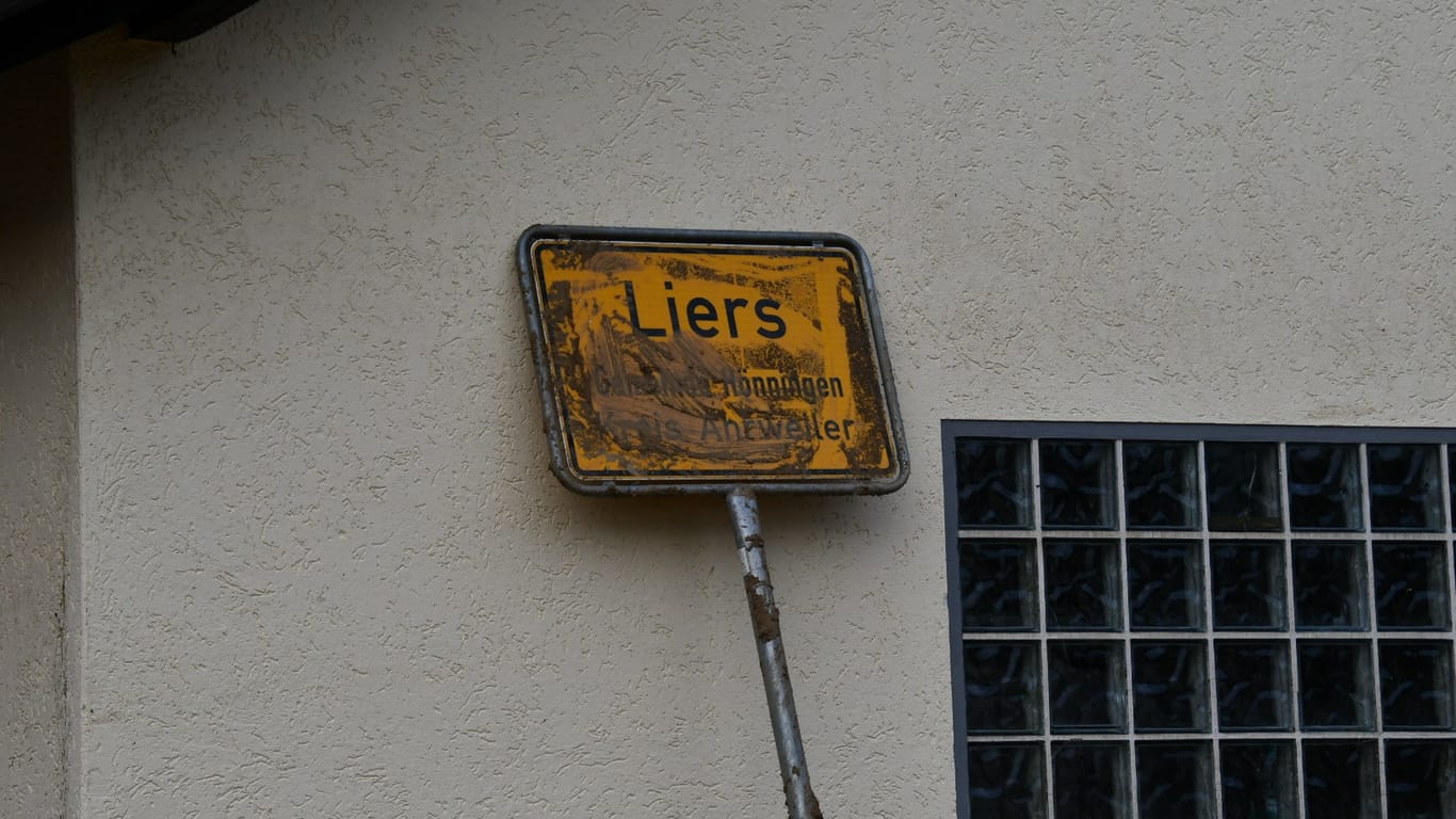 Das Ortsschild von Liers. Helfer haben es an einer Hauswand abgestellt.