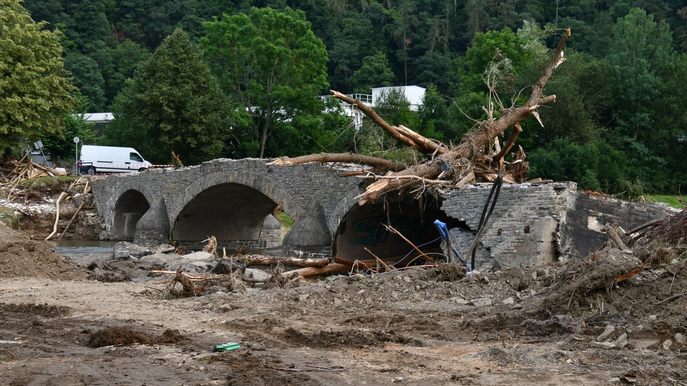 Überreste einer Brücke in Liers. Die Aufbauarbeiten dürften Monate dauern.