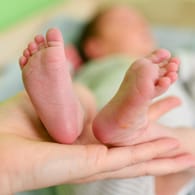 Neugeborenes: Alle werdenden Eltern hoffen, dass ihr Baby gesund zur Welt kommen wird.