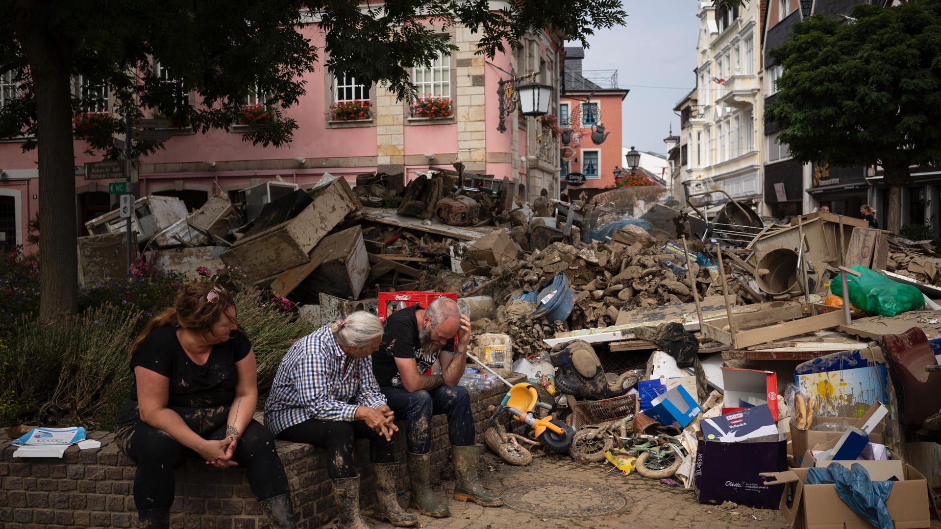 Pause im Chaos: Erschöpfte Menschen in der Altstadt von Bad Neuenahr-Ahrweiler.