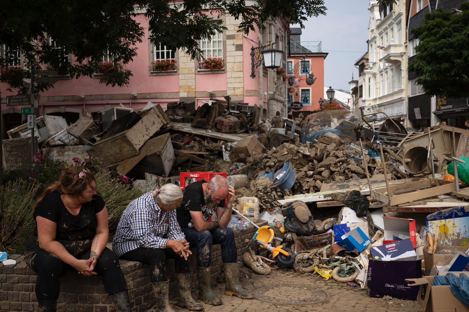 Pause im Chaos: Erschöpfte Menschen in der Altstadt von Bad Neuenahr-Ahrweiler.