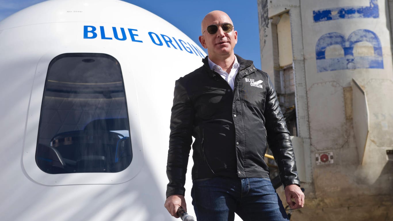 Jeff Bezos am Vortag des Jungfernflugs (Symbolbild): Der Milliardär hat mit seiner Crew am 20. Juli 2021 einen Kurztrip ins All unternommen.