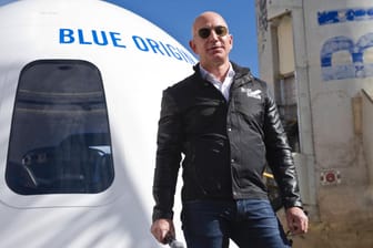Jeff Bezos am Vortag des Jungfernflugs (Symbolbild): Der Milliardär hat mit seiner Crew am 20. Juli 2021 einen Kurztrip ins All unternommen.