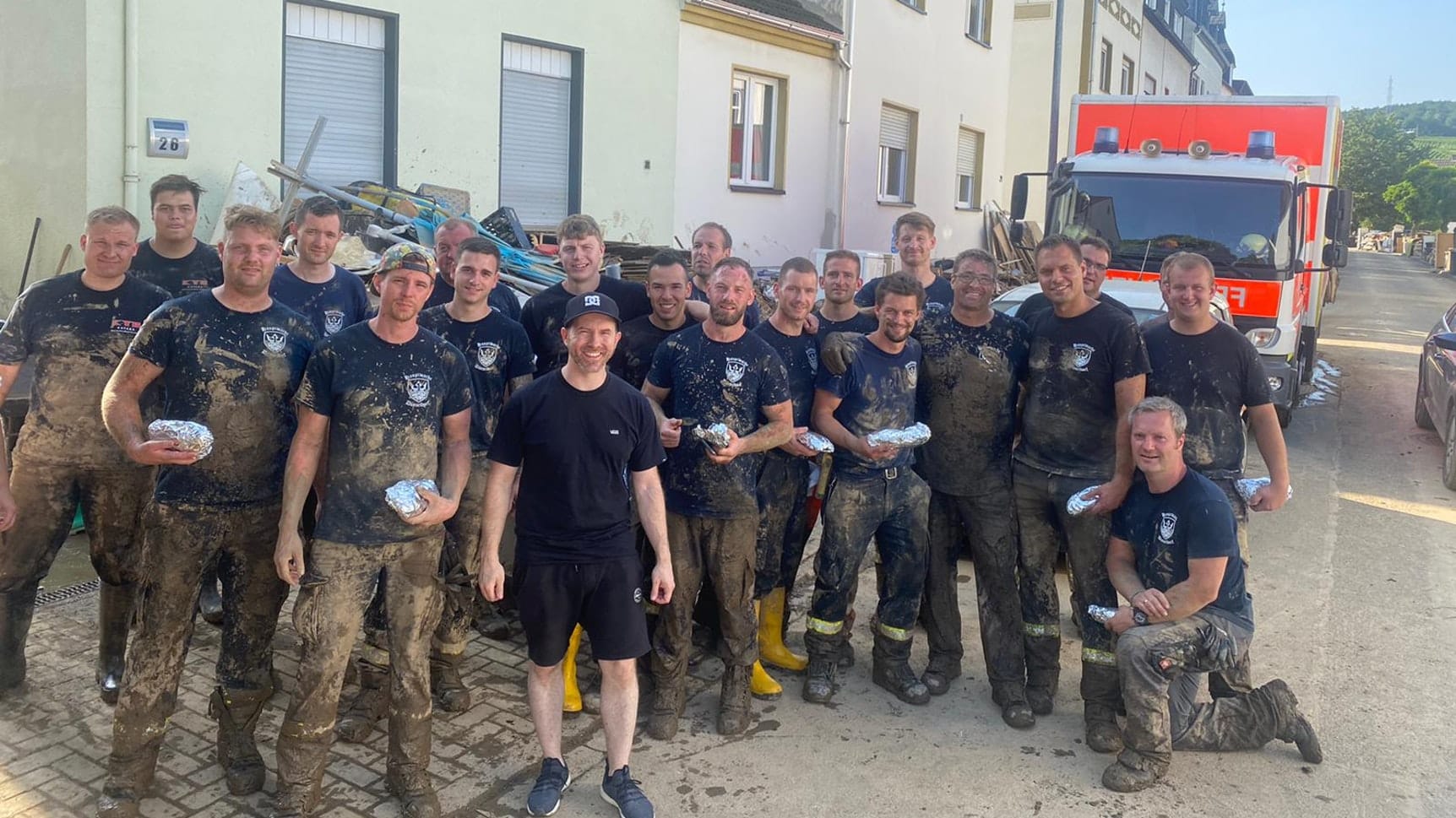 Feuerwehrleute in Ahrweiler mit einem "Poldi-Döner". Im Netz wird die Aktion von den Fans des früheren 1. FC Köln-Stars gelobt.