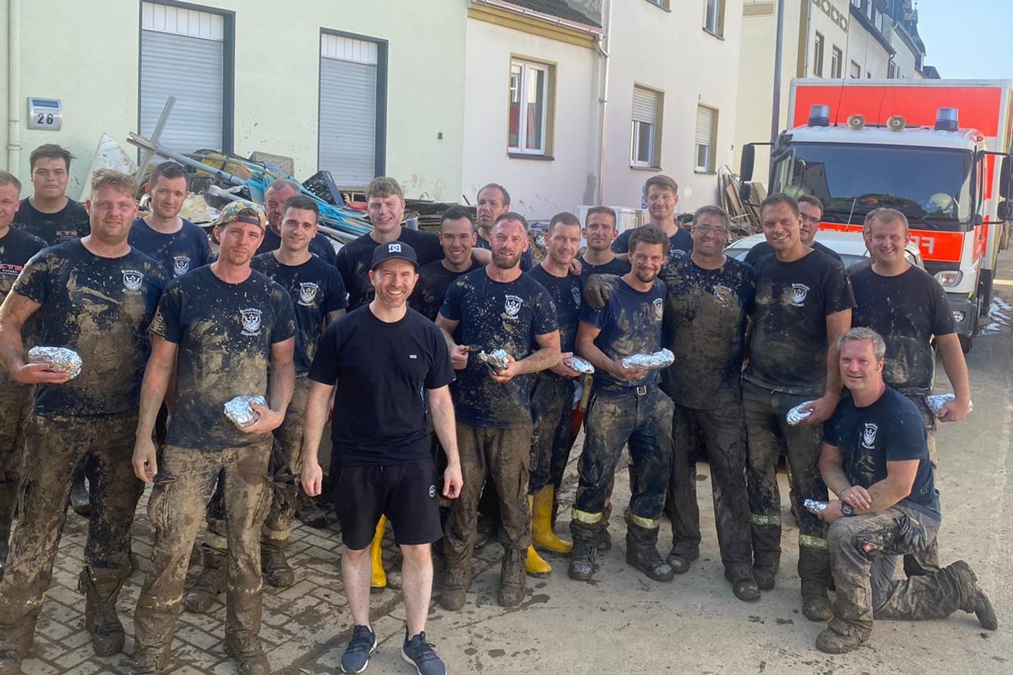 Feuerwehrleute in Ahrweiler mit einem "Poldi-Döner". Im Netz wird die Aktion von den Fans des früheren 1. FC Köln-Stars gelobt.