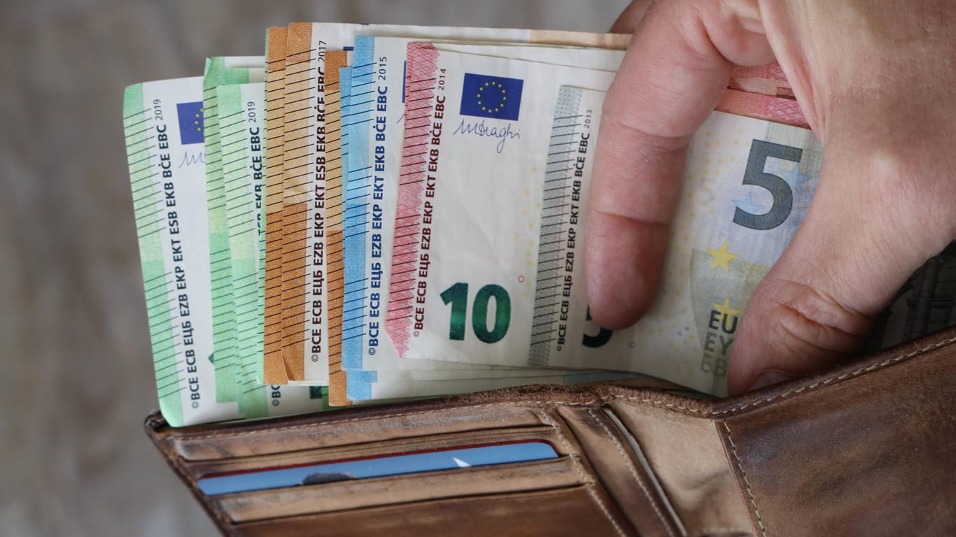 Prall gefüllte Geldbörse (Symbolbild): Die EU-Kommission plant eine Bargeldobergrenze.
